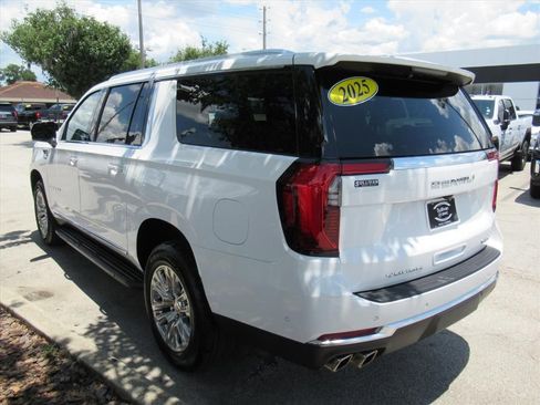 Used 2025 GMC Yukon XL Denali RWD image 4