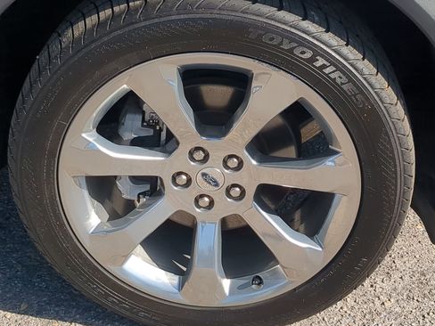 Used 2020 Ford Explorer Platinum w/ Premium Technology Package image 11