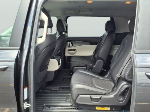 Used 2023 Kia Carnival LX FWD image 9