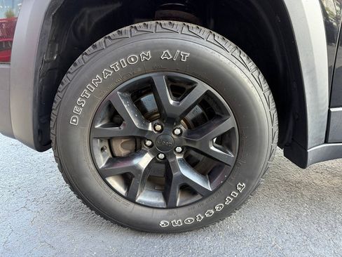 Used 2015 Jeep Cherokee Trailhawk w/ Comfort/Convenience Group AWD/4WD image 9