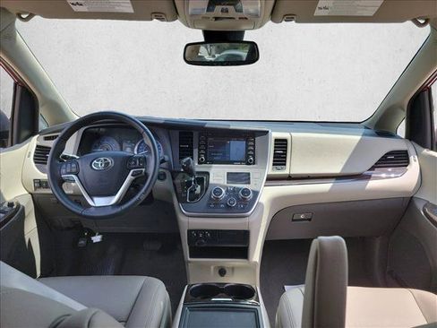 Used 2020 Toyota Sienna XLE w/ XLE Navigation Package FWD image 13
