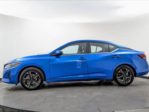 Used 2025 Nissan Sentra SV image 3