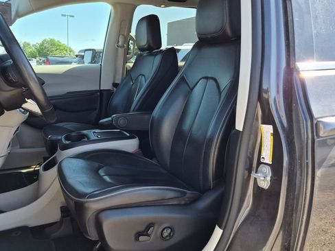 Used 2020 Chrysler Pacifica Limited FWD image 12