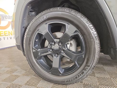 Used 2019 Jeep Grand Cherokee Laredo AWD/4WD image 37