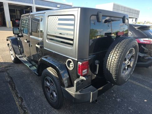 Used 2018 Jeep Wrangler Unlimited Sahara w/ Connectivity Group AWD/4WD image 2