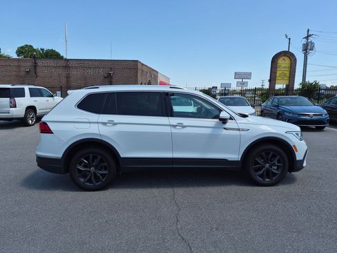 Used 2024 Volkswagen Tiguan SE FWD image 2