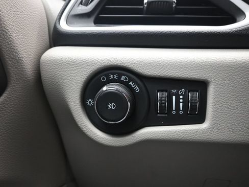 Used 2024 Chrysler Pacifica Touring-L FWD image 19