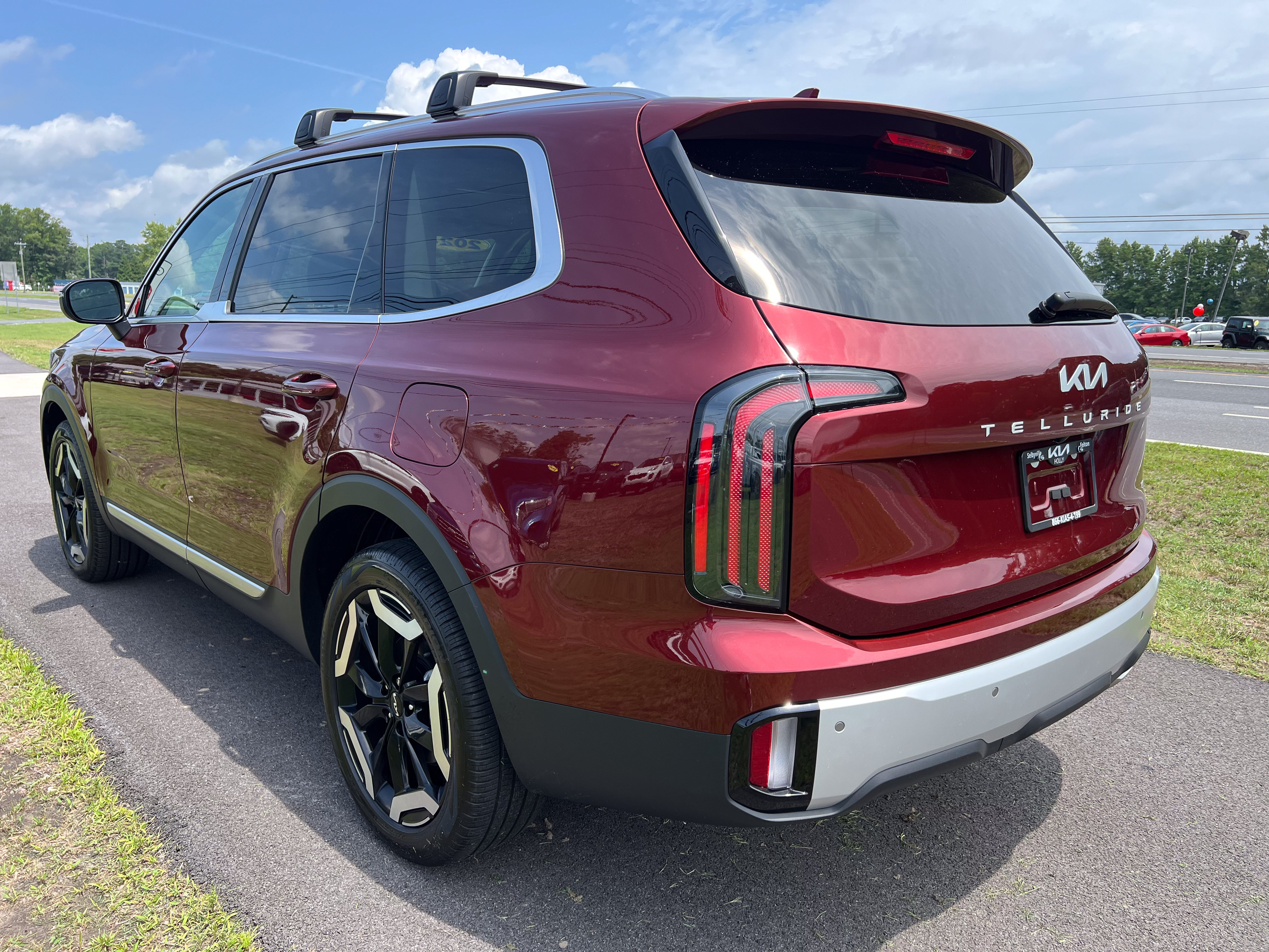 Used 2024 Kia Telluride EX w/ EX Captain's Chair Package AWD/4WD image 3