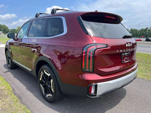 Used 2024 Kia Telluride EX w/ EX Captain's Chair Package AWD/4WD image 3