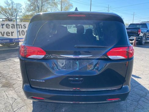 Used 2020 Chrysler Voyager L FWD image 3