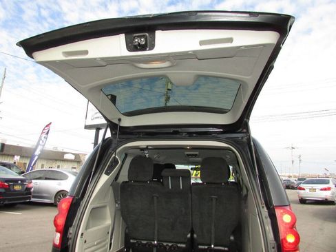 Used 2015 Dodge Grand Caravan SXT image 23