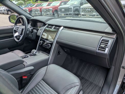 Used 2023 Land Rover Discovery Metropolitan Edition AWD/4WD image 78