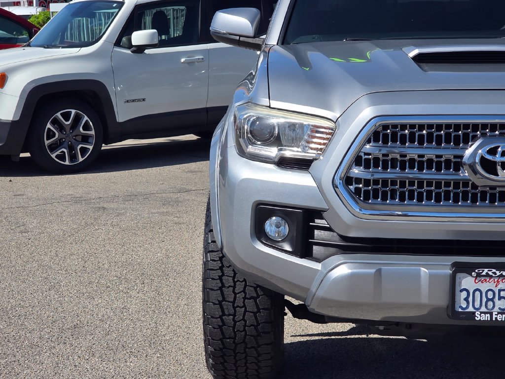 Used 2017 Toyota Tacoma TRD Sport w/ Tow Package RWD image 3