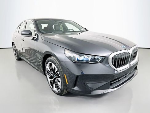 New 2026 BMW i5 eDrive40 w/ Premium Package RWD image 3