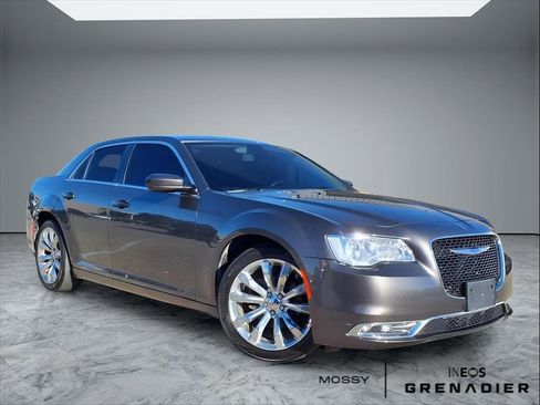 Used 2019 Chrysler 300 Touring L w/ Quick Order Package 22F image 1