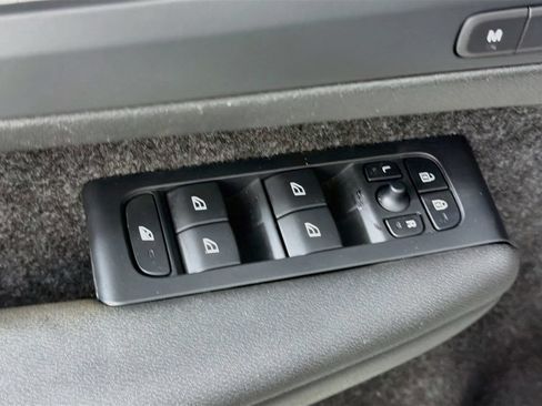 Certified 2024 Volvo XC40 B5 Plus AWD/4WD image 18