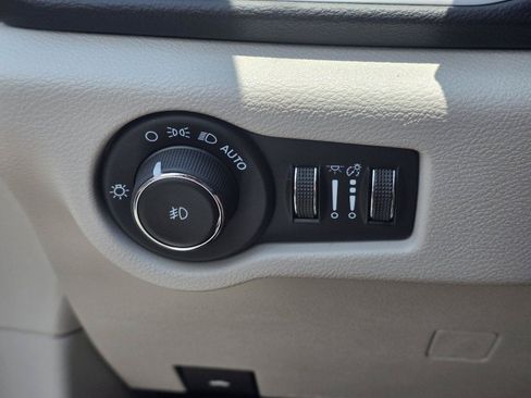 Used 2024 Chrysler Pacifica Touring-L FWD image 21