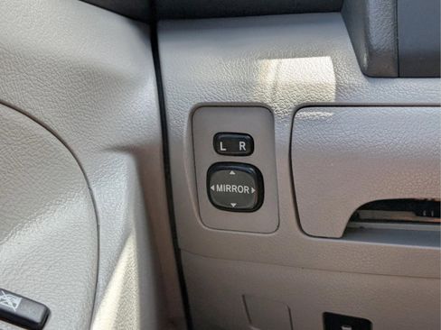 Used 2010 Toyota Camry LE FWD image 19