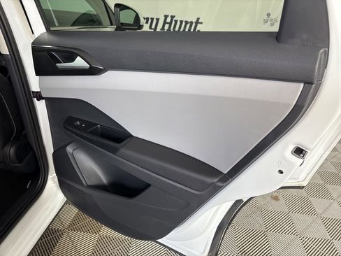 Used 2022 Volkswagen Taos SE w/ Panoramic Sunroof Package image 25