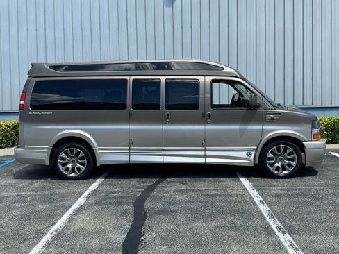 Used 2015 Chevrolet Express 2500 Extended Van 3D image 2