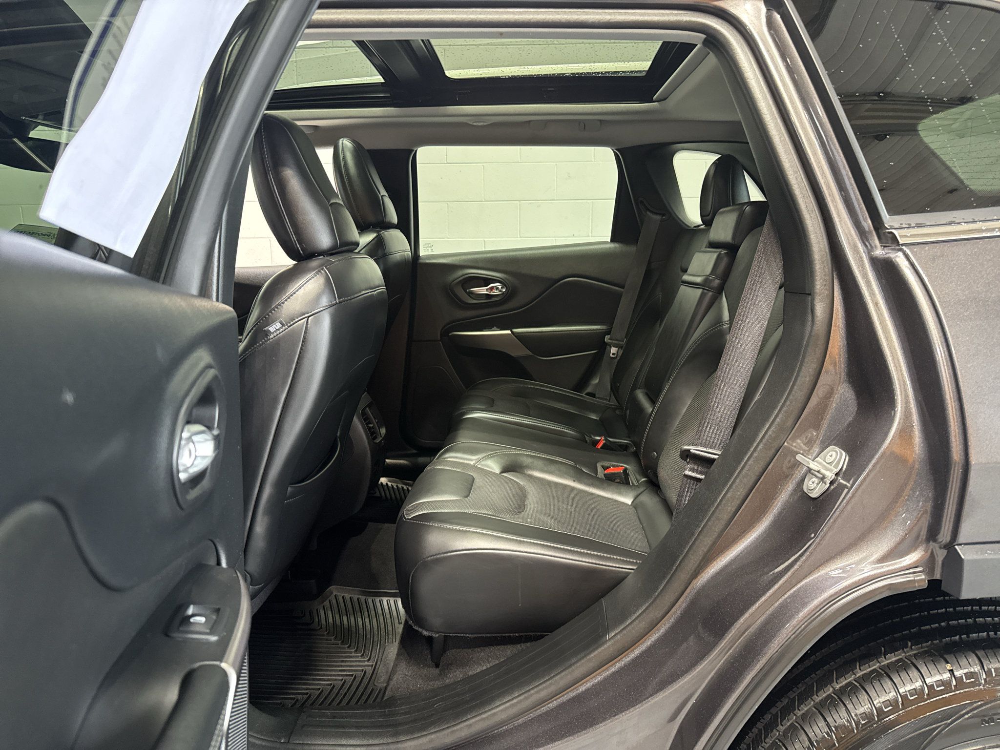 Used 2019 Jeep Cherokee Limited w/ Technology Group AWD/4WD image 12