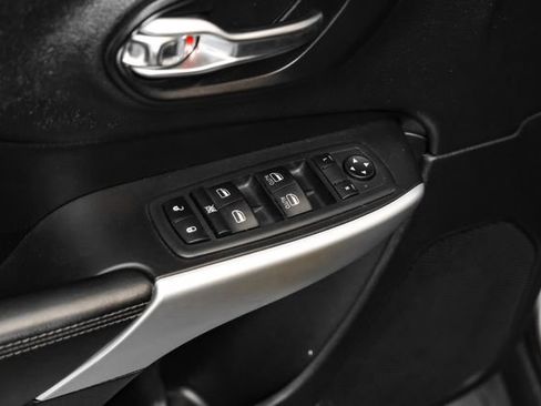 Used 2018 Jeep Cherokee Latitude Plus AWD/4WD image 38
