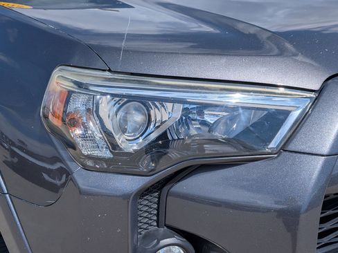 Used 2018 Toyota 4Runner TRD Off-Road Premium AWD/4WD image 10