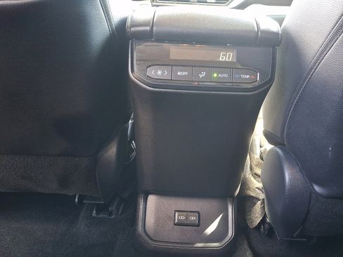 Used 2025 Toyota Highlander XLE AWD/4WD image 11