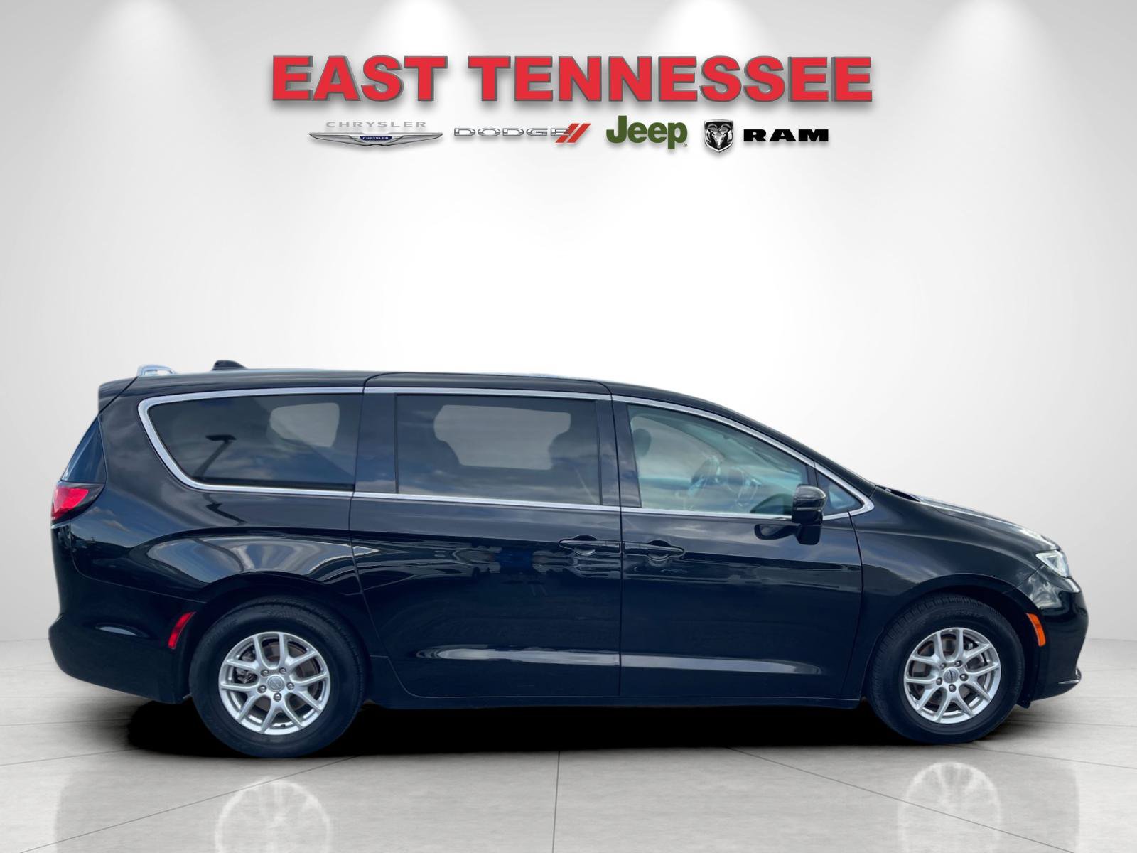 Used 2024 Chrysler Pacifica Touring-L FWD image 2