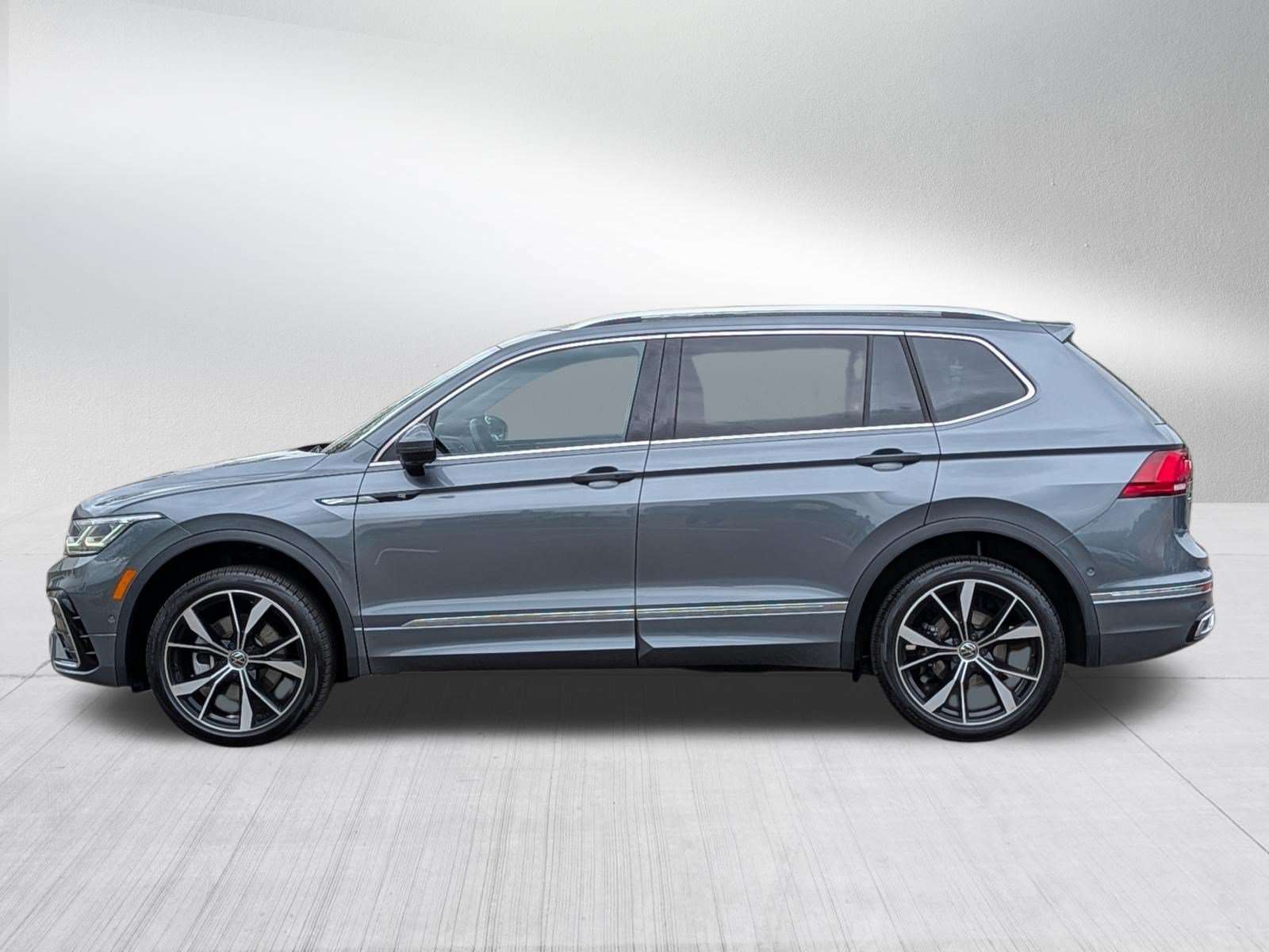 Certified 2024 Volkswagen Tiguan SEL R-Line w/ MDO Package, Two-Row AWD/4WD image 4