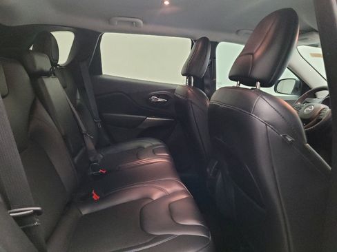 Used 2020 Jeep Cherokee Latitude Plus w/ Comfort/Convenience Group FWD image 19