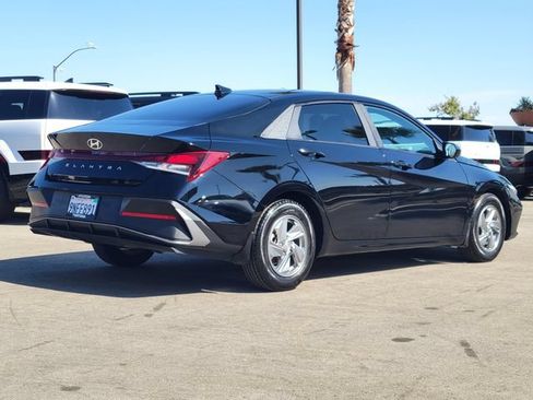 Used 2024 Hyundai Elantra SE FWD image 4