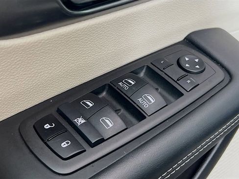 Used 2024 Chrysler Pacifica Touring-L image 19