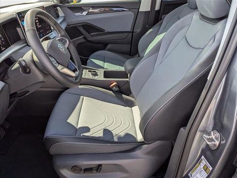 New 2025 Volkswagen Tiguan SE image 4