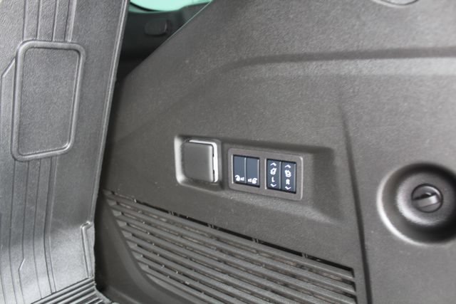 Used 2025 GMC Yukon Denali Ultimate w/ LPO, Floor Liner Package AWD/4WD image 6