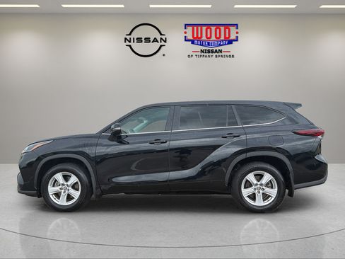 Used 2024 Toyota Highlander LE AWD/4WD image 5