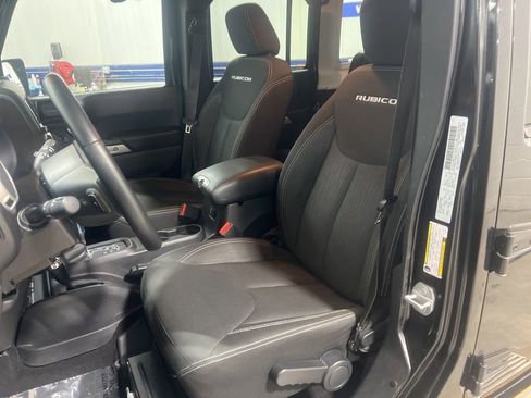 Used 2015 Jeep Wrangler Unlimited Rubicon w/ Connectivity Group image 15