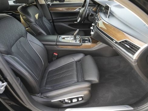 Used 2016 BMW 740i image 19