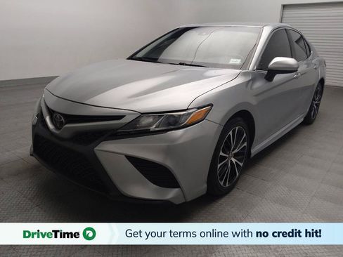 Used 2020 Toyota Camry SE FWD image 1