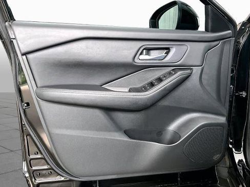 Certified 2025 Nissan Rogue SV FWD image 21