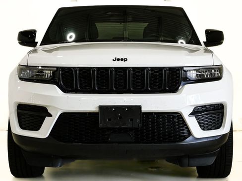 Used 2023 Jeep Grand Cherokee Altitude AWD/4WD image 2