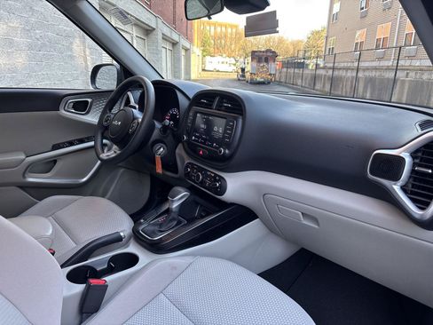 Used 2022 Kia Soul LX w/ Technology Package FWD image 9