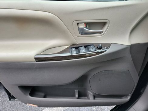 Used 2016 Toyota Sienna XLE image 29