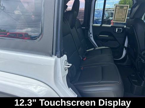 Used 2025 Jeep Wrangler Unlimited Sahara AWD/4WD image 28