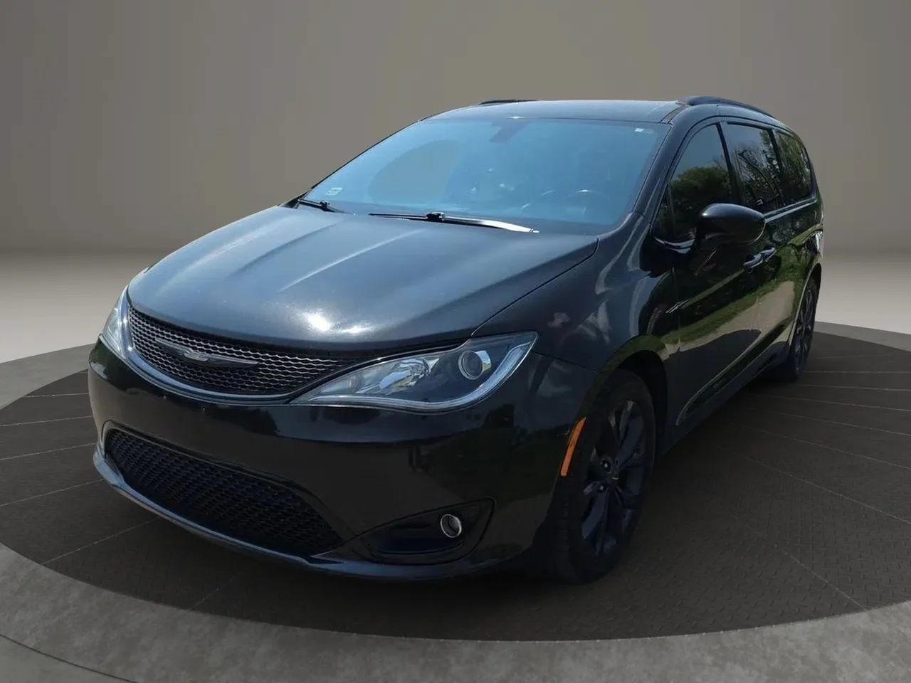 Used 2019 Chrysler Pacifica Touring-L FWD image 1