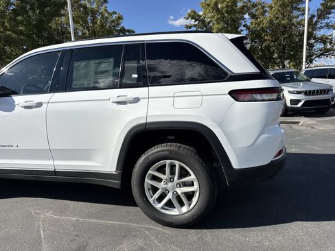 Used 2025 Jeep Grand Cherokee Laredo X w/ Trailer Tow Package AWD/4WD image 13