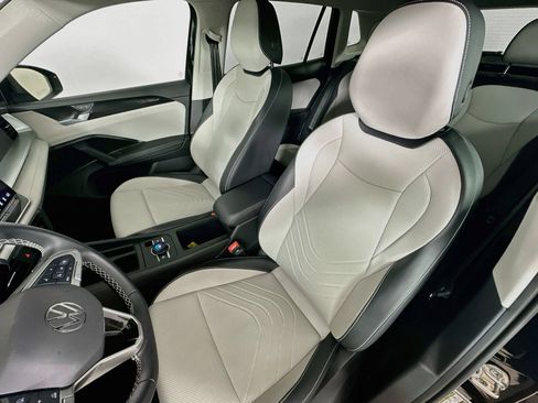 Certified 2025 Volkswagen Tiguan SE AWD/4WD image 32