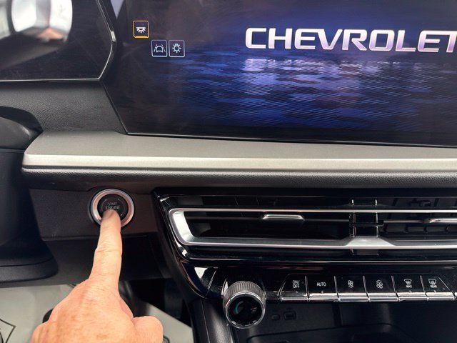 Used 2024 Chevrolet Traverse LT FWD image 11