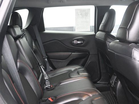 Used 2021 Jeep Cherokee Trailhawk image 12