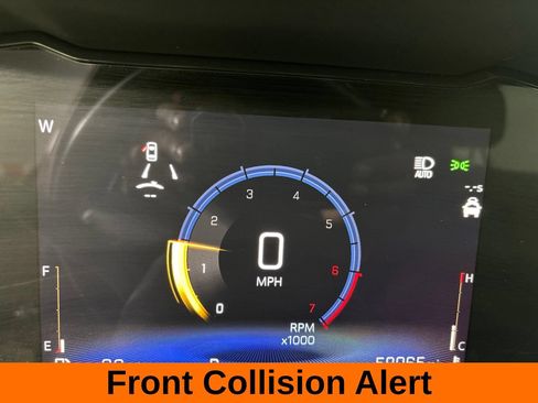Used 2024 Chevrolet Trax RS w/ Sunroof Package FWD image 17